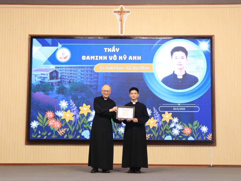 Album Lễ Trao Chứng Chỉ Tốt Nghiệp Triết Học Và Thần Học 2024-2025