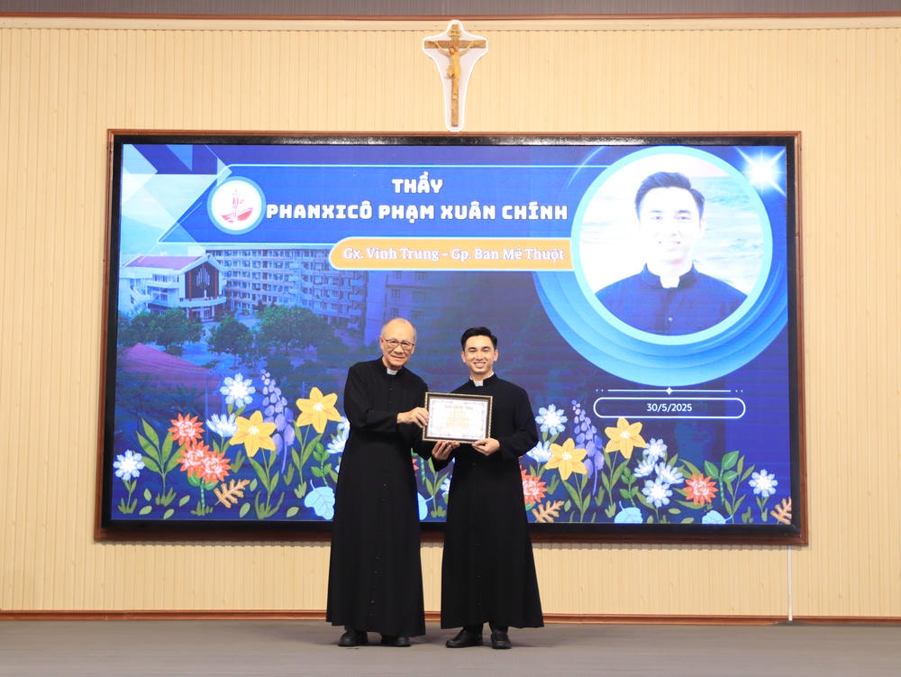 Album Lễ Trao Chứng Chỉ Tốt Nghiệp Triết Học Và Thần Học 2024-2025