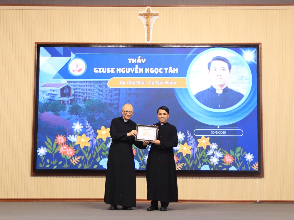 Album Lễ Trao Chứng Chỉ Tốt Nghiệp Triết Học Và Thần Học 2024-2025