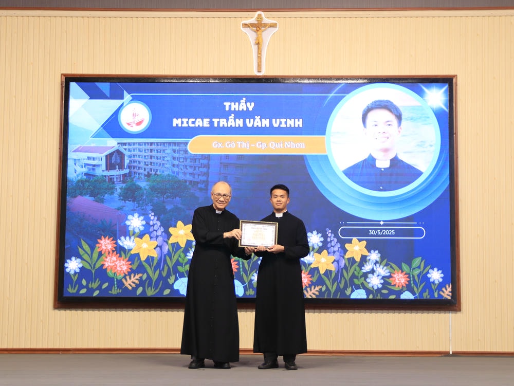 Album Lễ Trao Chứng Chỉ Tốt Nghiệp Triết Học Và Thần Học 2024-2025