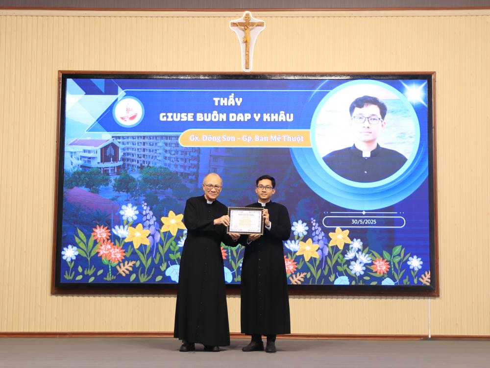Album Lễ Trao Chứng Chỉ Tốt Nghiệp Triết Học Và Thần Học 2024-2025