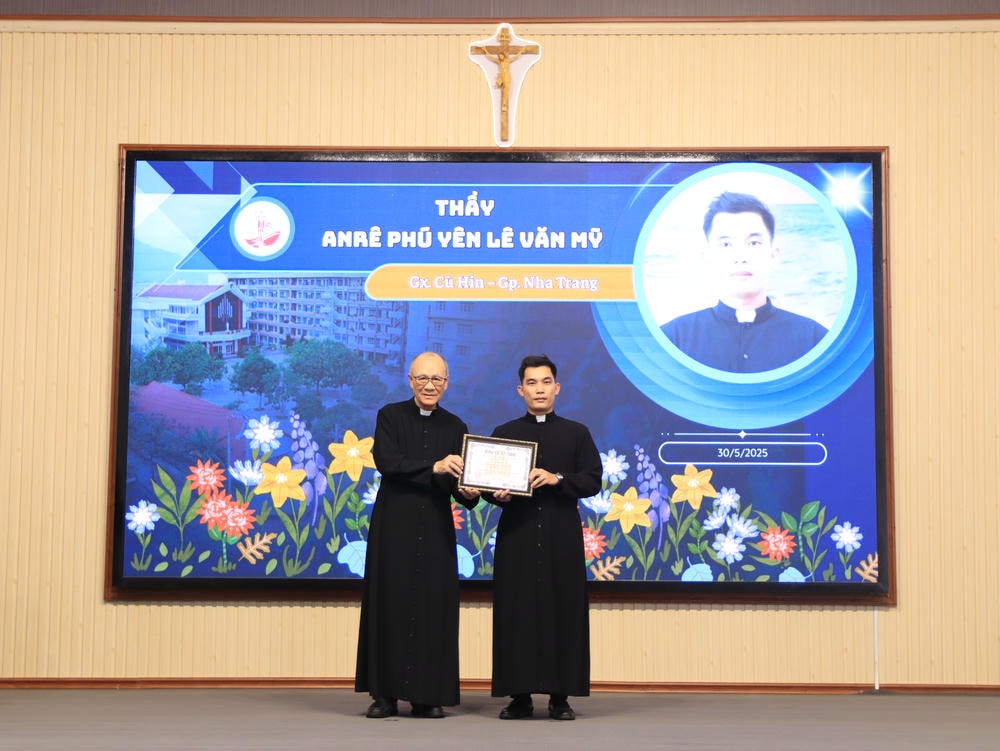 Album Lễ Trao Chứng Chỉ Tốt Nghiệp Triết Học Và Thần Học 2024-2025