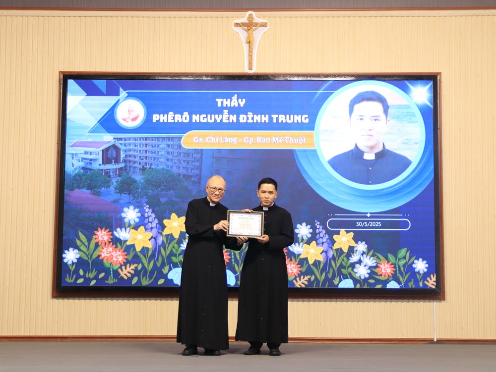 Album Lễ Trao Chứng Chỉ Tốt Nghiệp Triết Học Và Thần Học 2024-2025