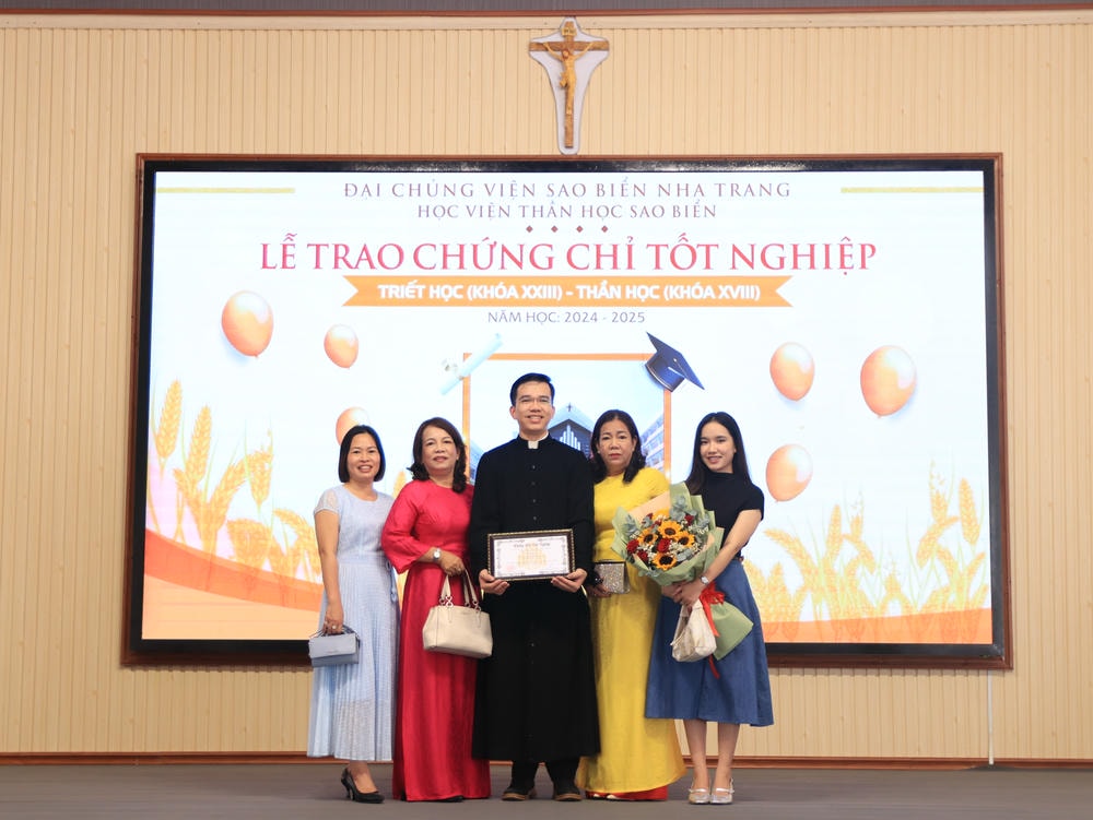Album Lễ Trao Chứng Chỉ Tốt Nghiệp Triết Học Và Thần Học 2024-2025