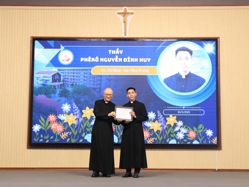 Album Lễ Trao Chứng Chỉ Tốt Nghiệp Triết Học Và Thần Học 2024-2025