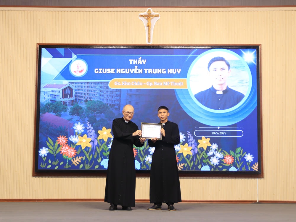 Album Lễ Trao Chứng Chỉ Tốt Nghiệp Triết Học Và Thần Học 2024-2025