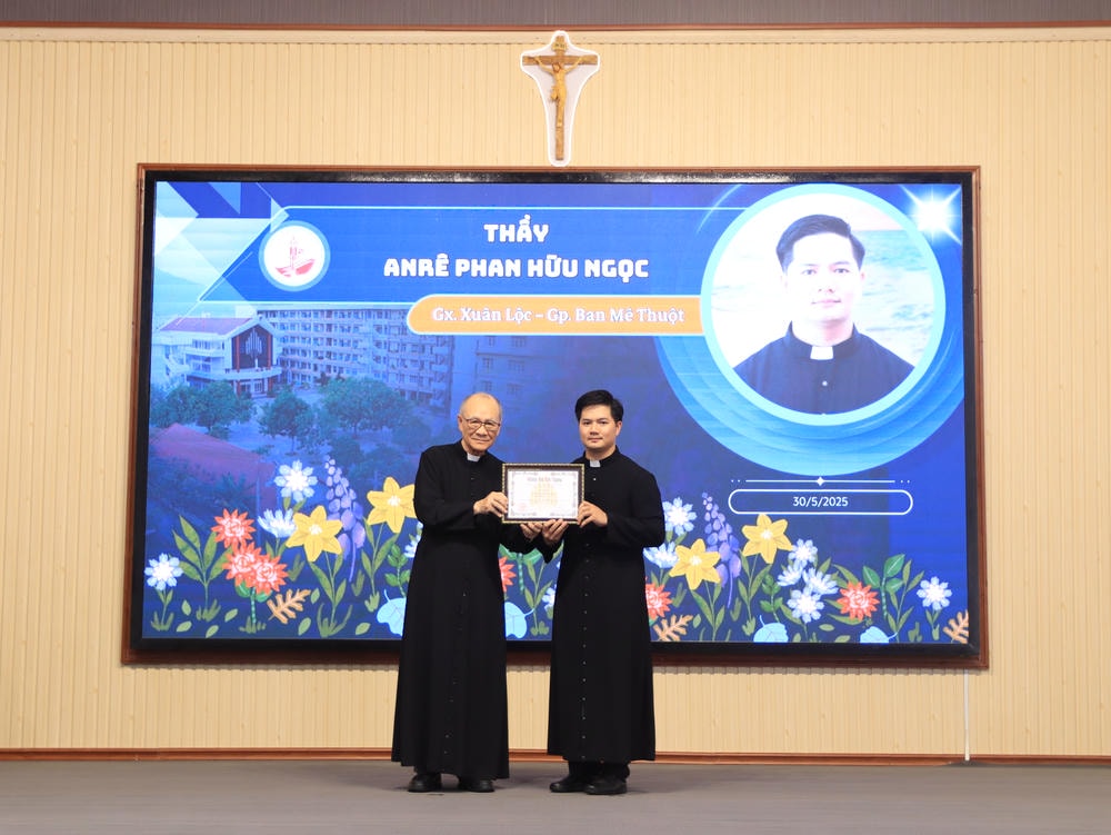Album Lễ Trao Chứng Chỉ Tốt Nghiệp Triết Học Và Thần Học 2024-2025