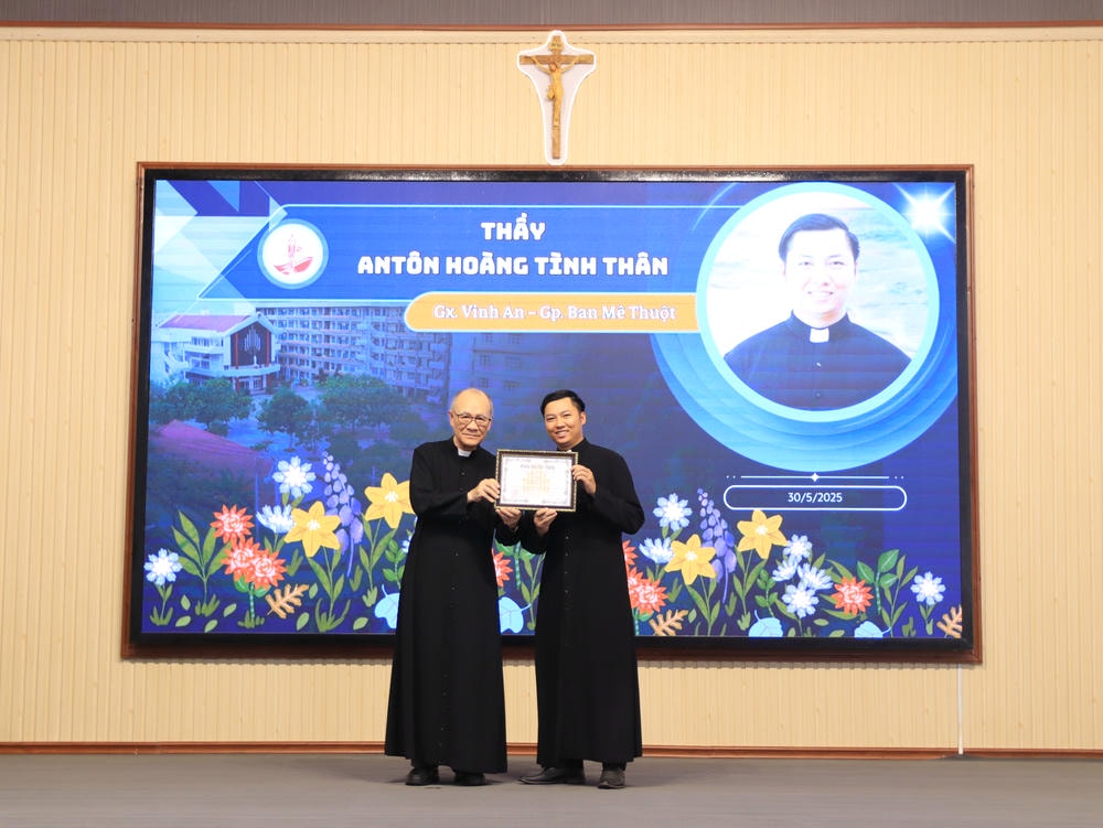 Album Lễ Trao Chứng Chỉ Tốt Nghiệp Triết Học Và Thần Học 2024-2025