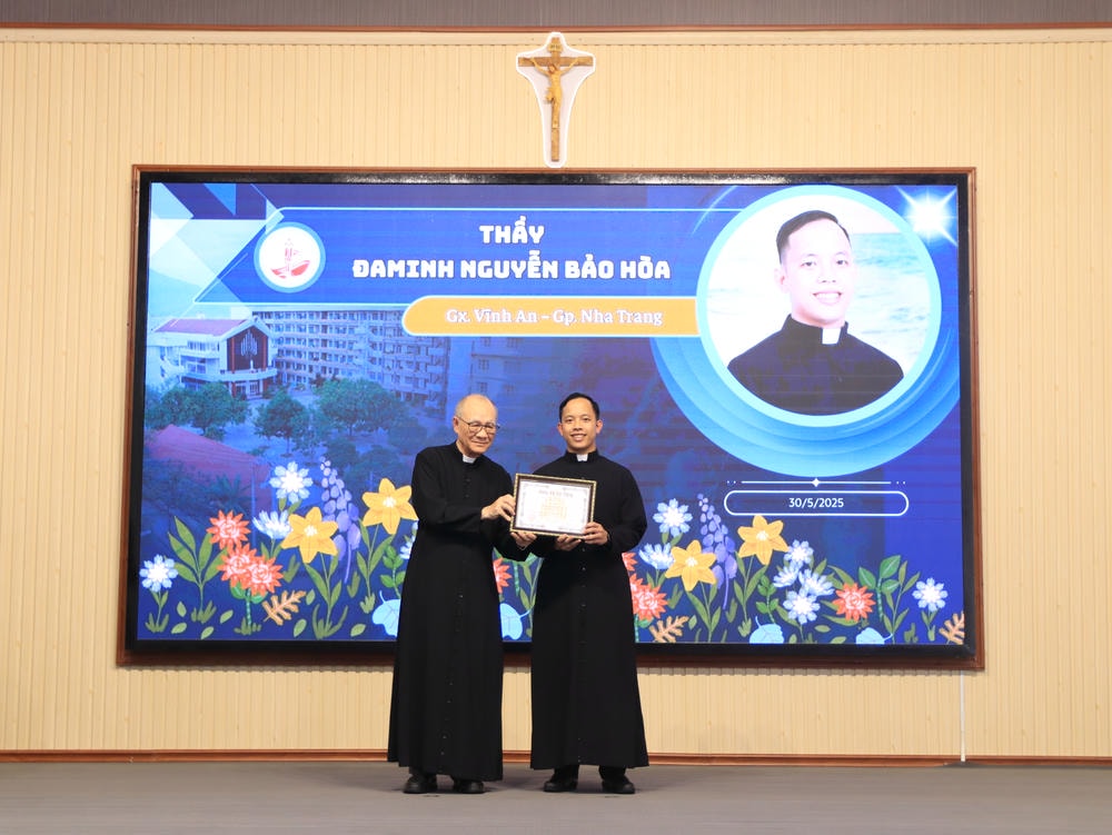 Album Lễ Trao Chứng Chỉ Tốt Nghiệp Triết Học Và Thần Học 2024-2025