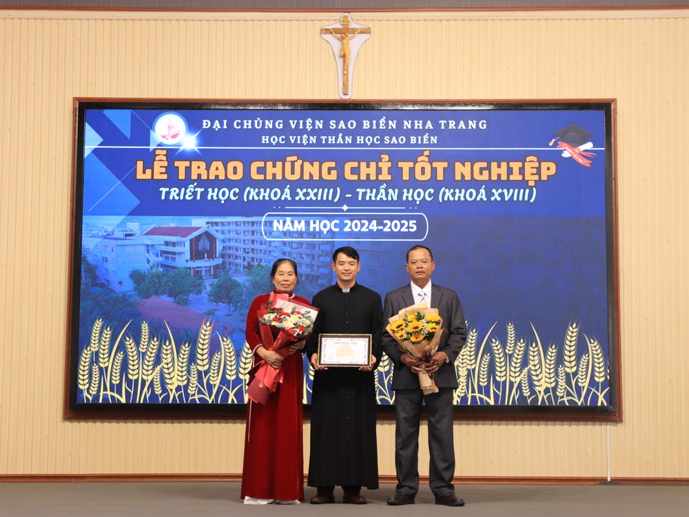 Album Lễ Trao Chứng Chỉ Tốt Nghiệp Triết Học Và Thần Học 2024-2025