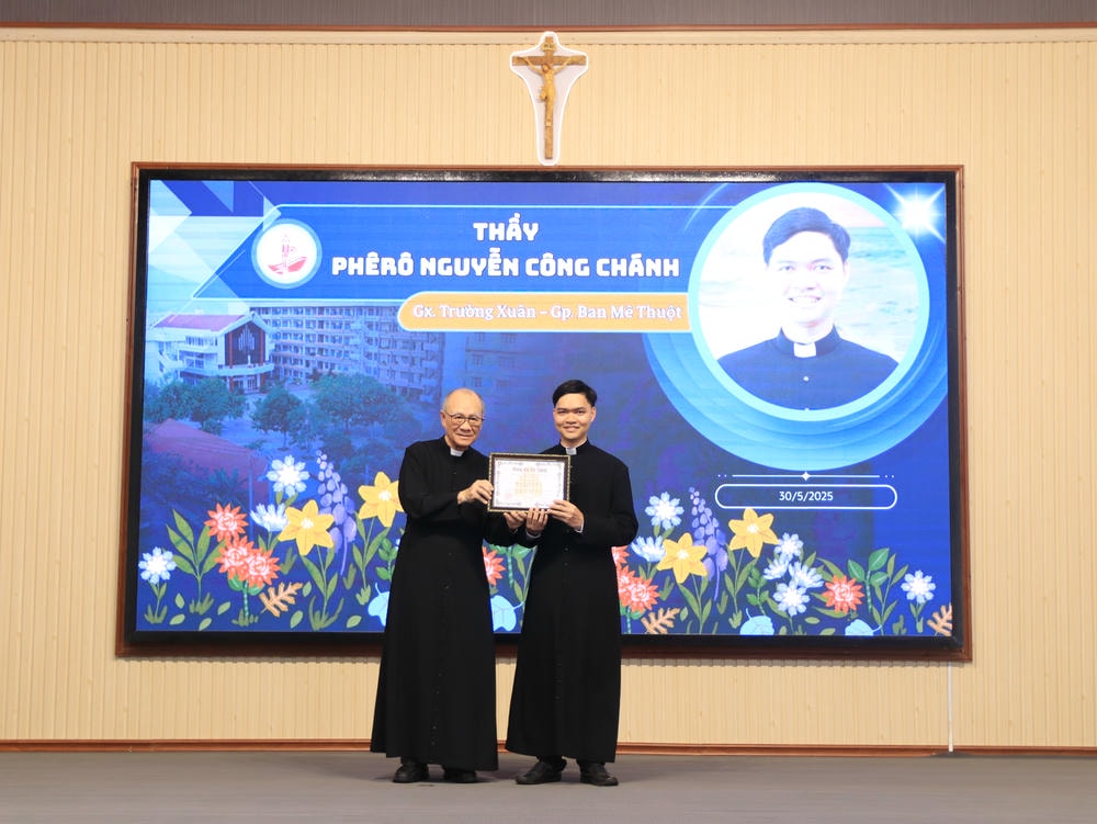 Album Lễ Trao Chứng Chỉ Tốt Nghiệp Triết Học Và Thần Học 2024-2025