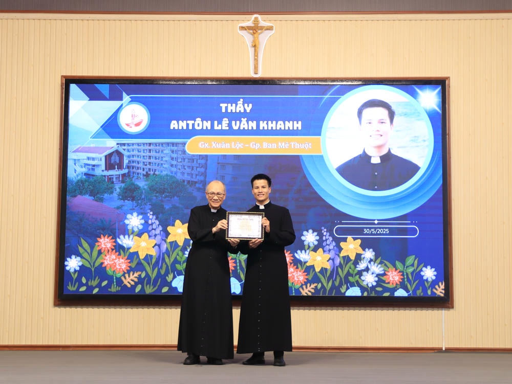 Album Lễ Trao Chứng Chỉ Tốt Nghiệp Triết Học Và Thần Học 2024-2025