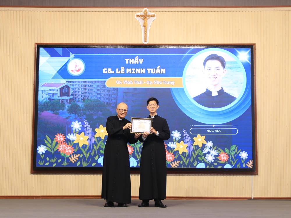 Album Lễ Trao Chứng Chỉ Tốt Nghiệp Triết Học Và Thần Học 2024-2025