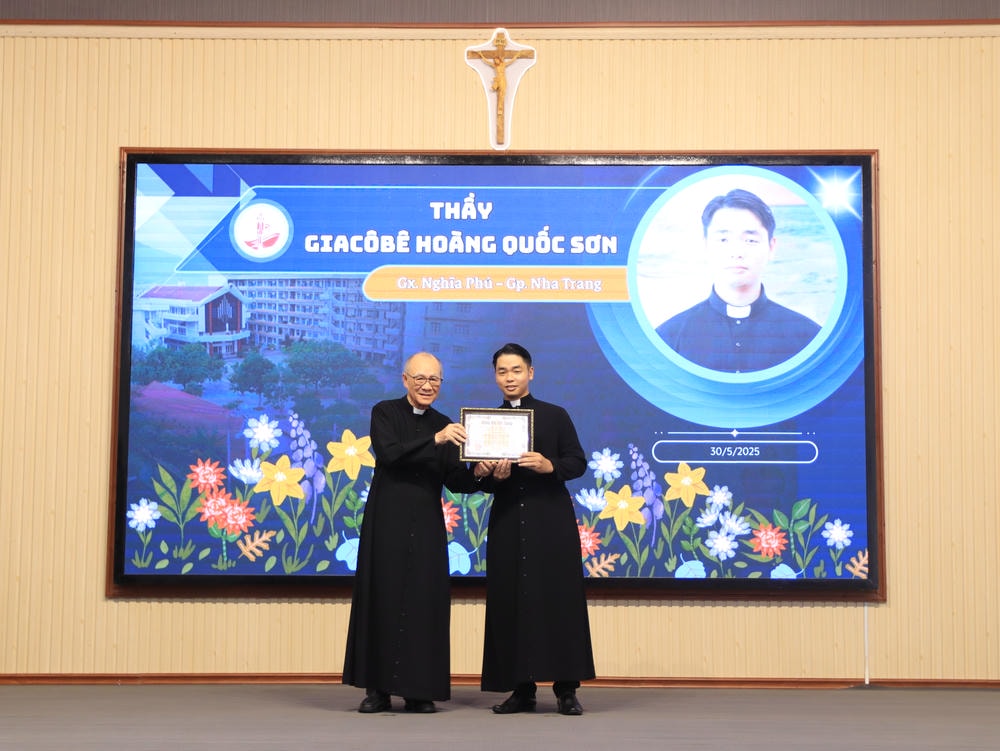 Album Lễ Trao Chứng Chỉ Tốt Nghiệp Triết Học Và Thần Học 2024-2025