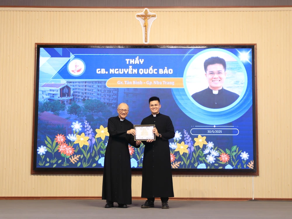 Album Lễ Trao Chứng Chỉ Tốt Nghiệp Triết Học Và Thần Học 2024-2025