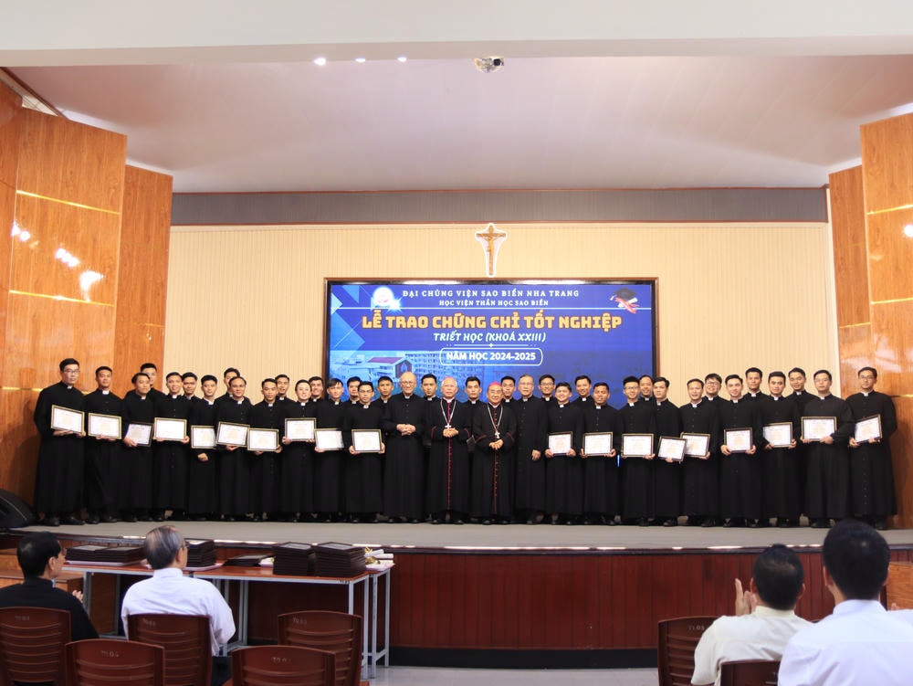 Album Lễ Trao Chứng Chỉ Tốt Nghiệp Triết Học Và Thần Học 2024-2025