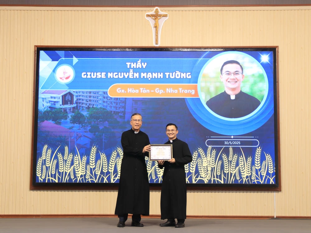 Album Lễ Trao Chứng Chỉ Tốt Nghiệp Triết Học Và Thần Học 2024-2025