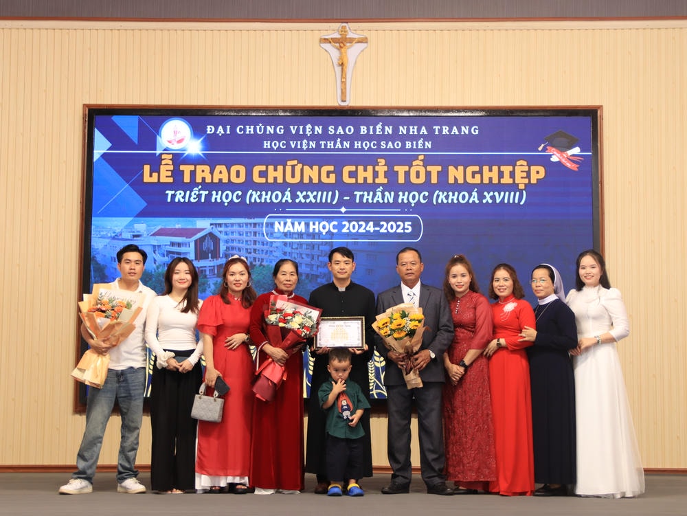 Album Lễ Trao Chứng Chỉ Tốt Nghiệp Triết Học Và Thần Học 2024-2025