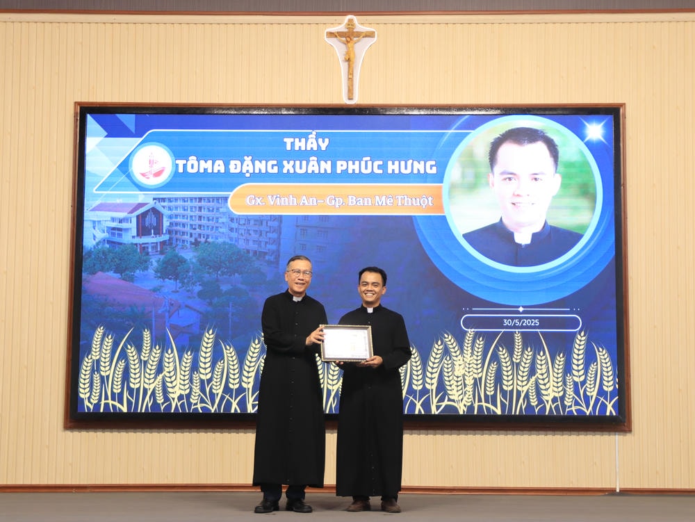 Album Lễ Trao Chứng Chỉ Tốt Nghiệp Triết Học Và Thần Học 2024-2025