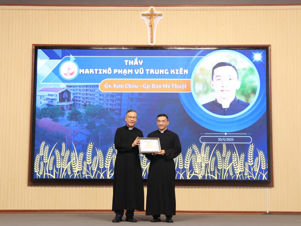Album Lễ Trao Chứng Chỉ Tốt Nghiệp Triết Học Và Thần Học 2024-2025