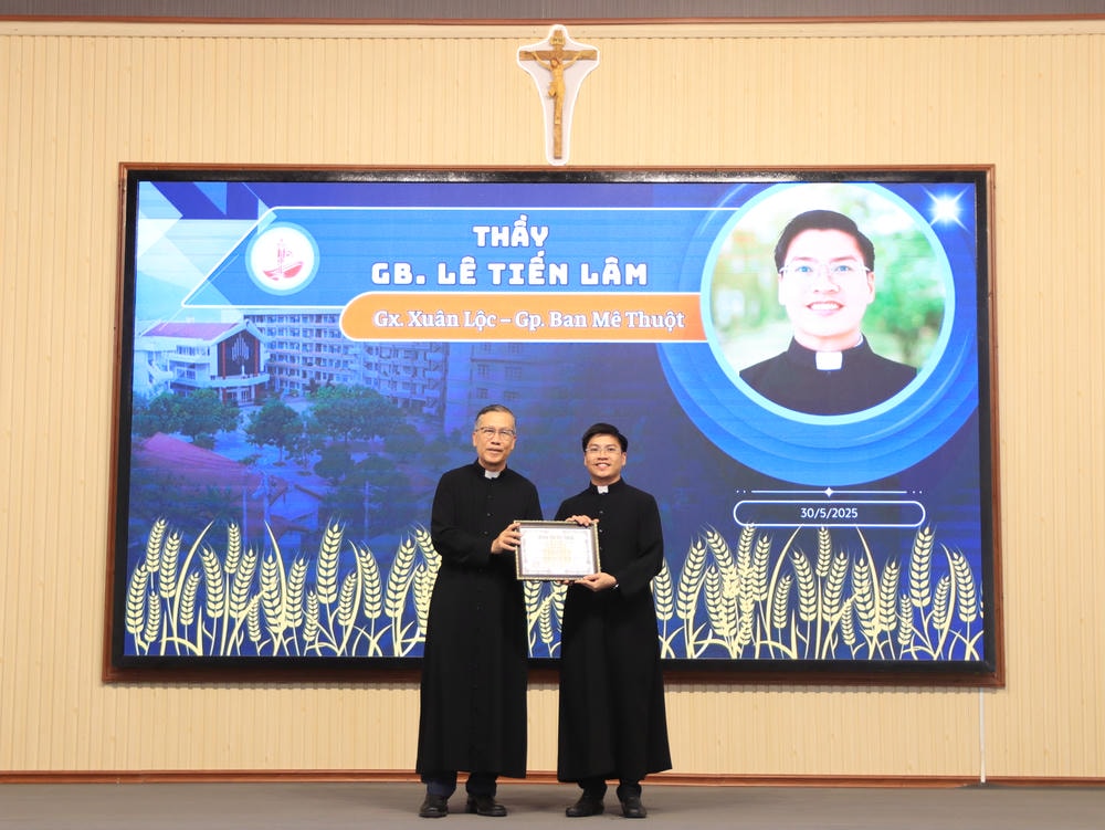 Album Lễ Trao Chứng Chỉ Tốt Nghiệp Triết Học Và Thần Học 2024-2025