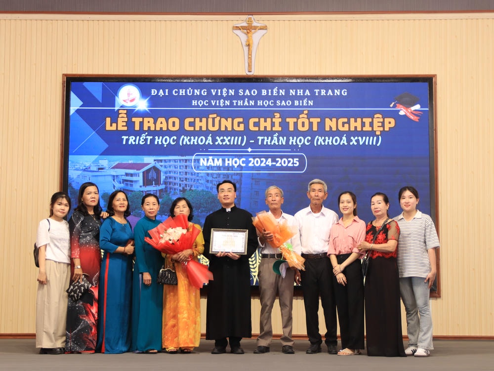 Album Lễ Trao Chứng Chỉ Tốt Nghiệp Triết Học Và Thần Học 2024-2025