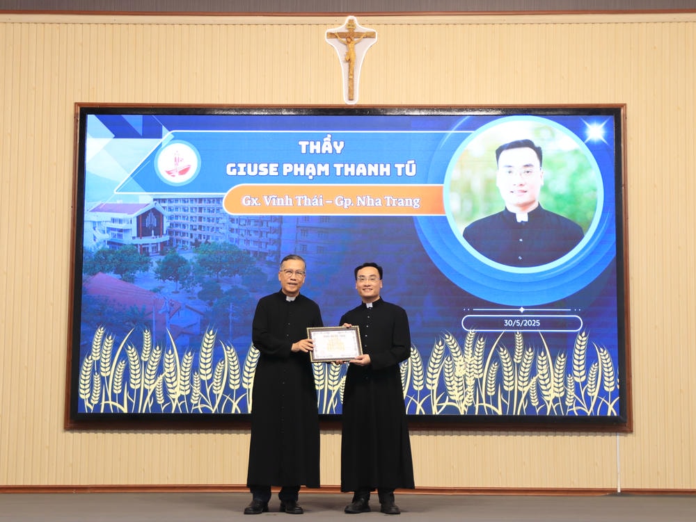 Album Lễ Trao Chứng Chỉ Tốt Nghiệp Triết Học Và Thần Học 2024-2025