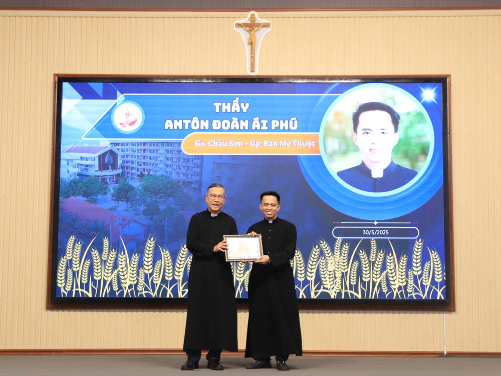 Album Lễ Trao Chứng Chỉ Tốt Nghiệp Triết Học Và Thần Học 2024-2025