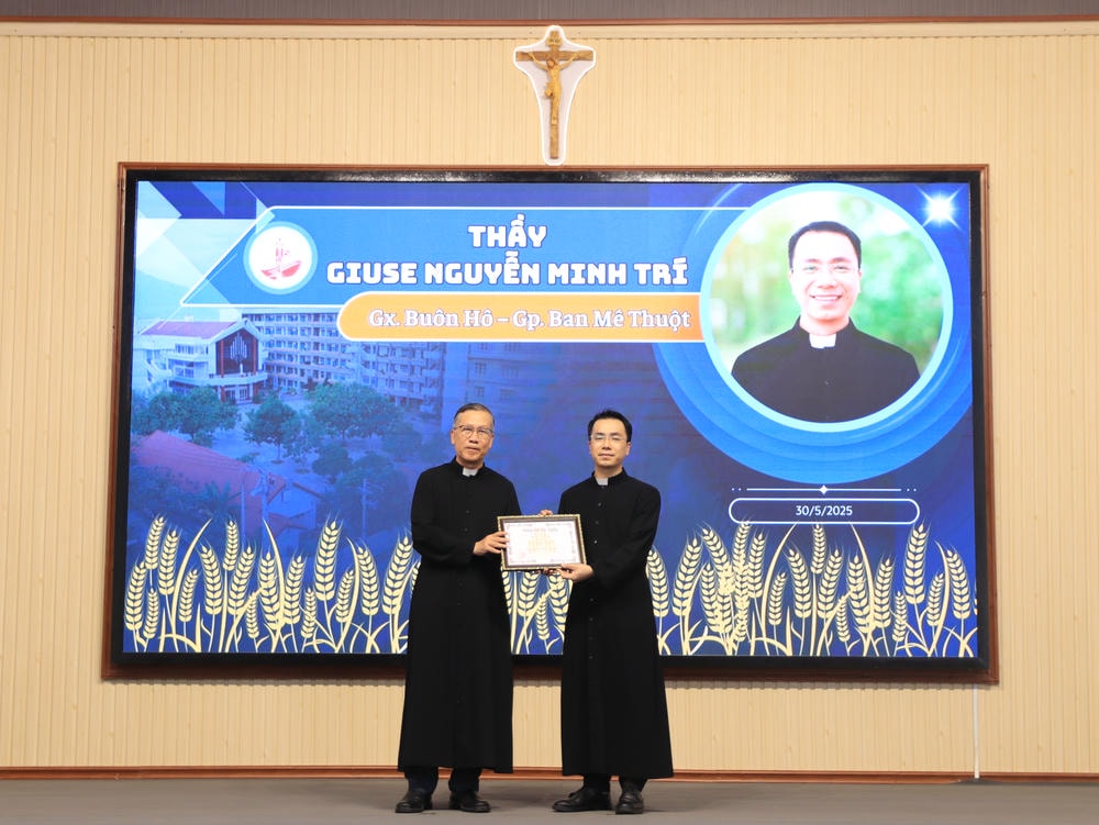 Album Lễ Trao Chứng Chỉ Tốt Nghiệp Triết Học Và Thần Học 2024-2025