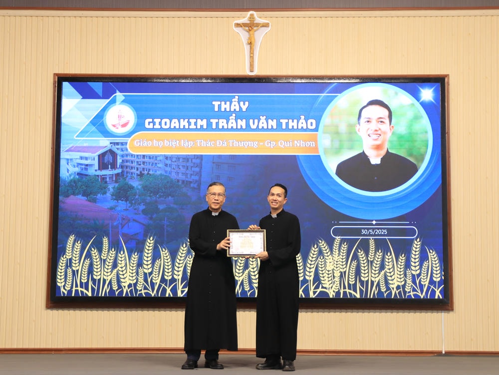 Album Lễ Trao Chứng Chỉ Tốt Nghiệp Triết Học Và Thần Học 2024-2025