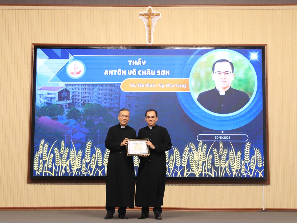 Album Lễ Trao Chứng Chỉ Tốt Nghiệp Triết Học Và Thần Học 2024-2025
