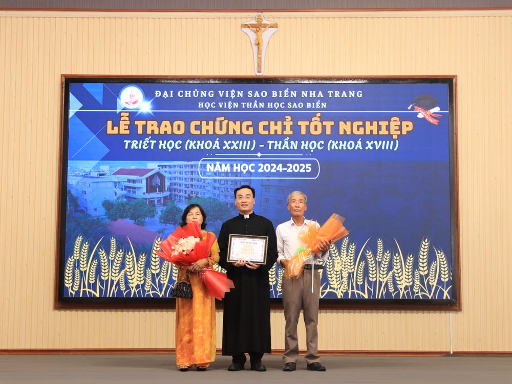 Album Lễ Trao Chứng Chỉ Tốt Nghiệp Triết Học Và Thần Học 2024-2025