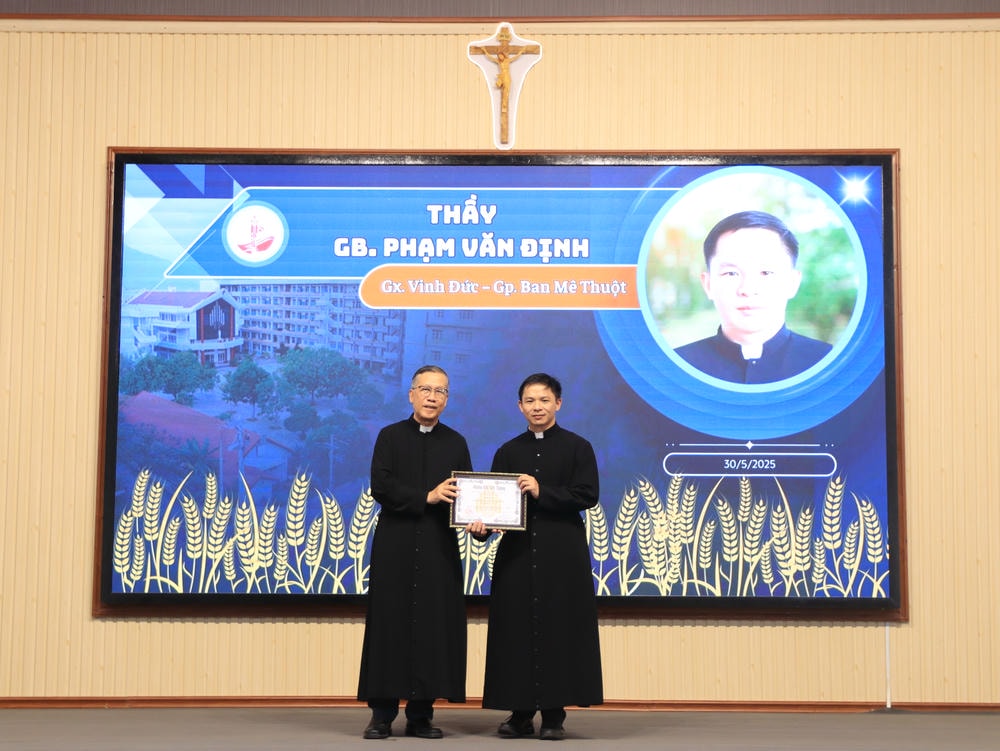 Album Lễ Trao Chứng Chỉ Tốt Nghiệp Triết Học Và Thần Học 2024-2025
