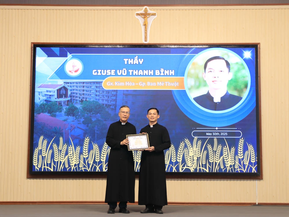 Album Lễ Trao Chứng Chỉ Tốt Nghiệp Triết Học Và Thần Học 2024-2025