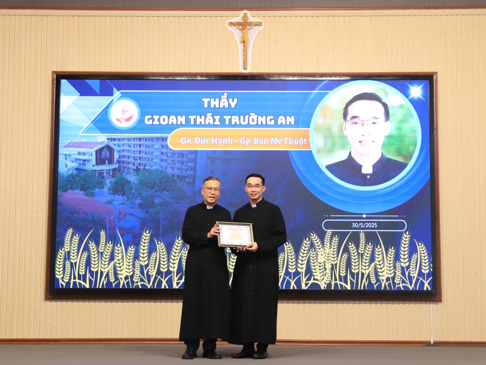 Album Lễ Trao Chứng Chỉ Tốt Nghiệp Triết Học Và Thần Học 2024-2025