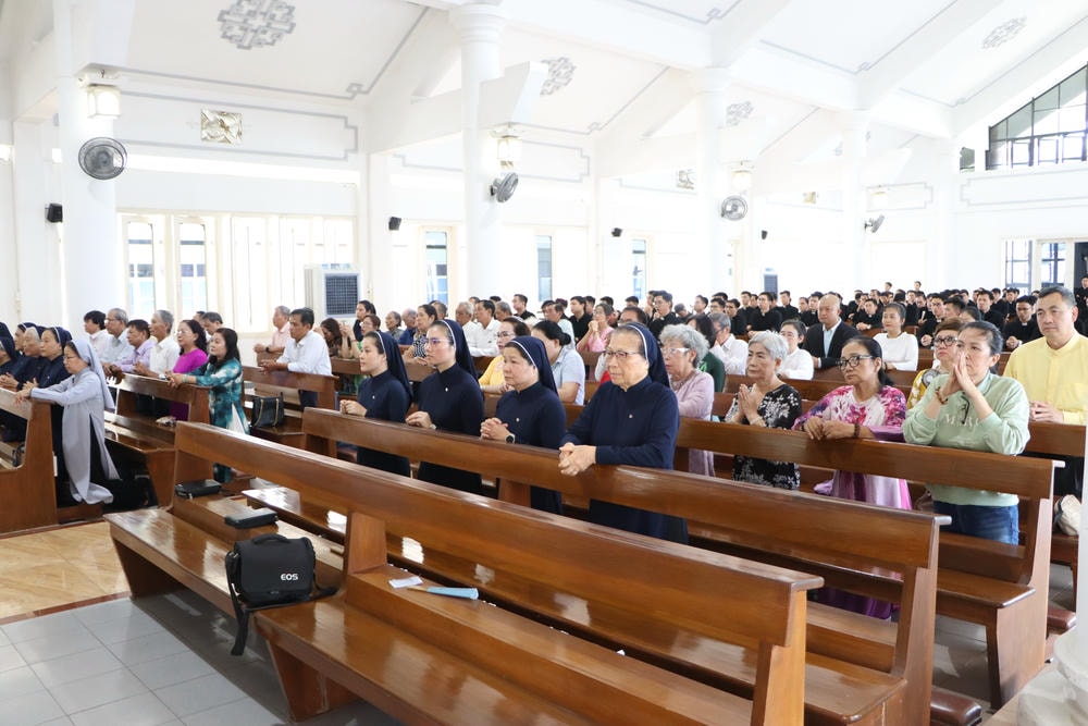THÁNH LỄ MỪNG HỒNG ÂN KIM KHÁNH LINH MỤC  CHA PHÊRÔ PHẠM NGỌC PHI