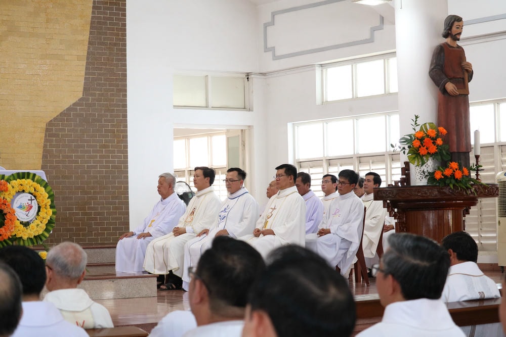 THÁNH LỄ MỪNG HỒNG ÂN KIM KHÁNH LINH MỤC  CHA PHÊRÔ PHẠM NGỌC PHI