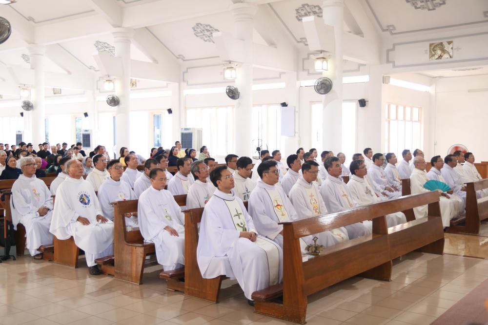 THÁNH LỄ MỪNG HỒNG ÂN KIM KHÁNH LINH MỤC  CHA PHÊRÔ PHẠM NGỌC PHI