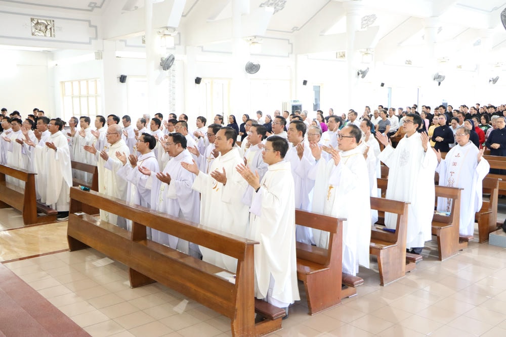 THÁNH LỄ MỪNG HỒNG ÂN KIM KHÁNH LINH MỤC  CHA PHÊRÔ PHẠM NGỌC PHI