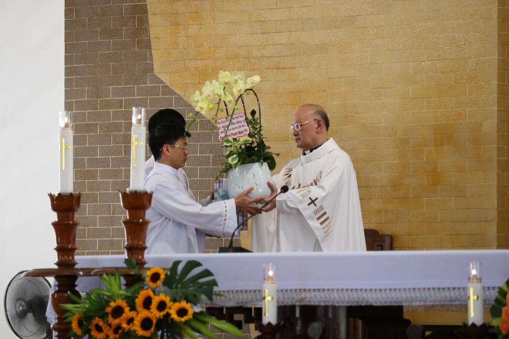 THÁNH LỄ MỪNG HỒNG ÂN KIM KHÁNH LINH MỤC  CHA PHÊRÔ PHẠM NGỌC PHI