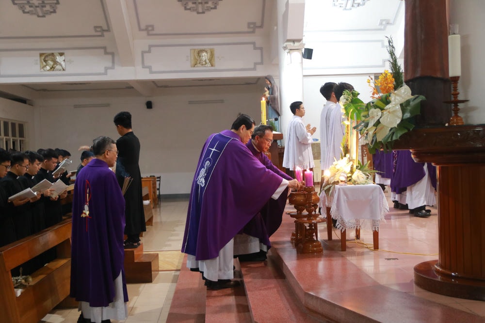 Album ĐCV Sao Biển hiệp thông cử hành thánh lễ cầu nguyện cho Đức Cố Giáo Hoàng Phanxicô