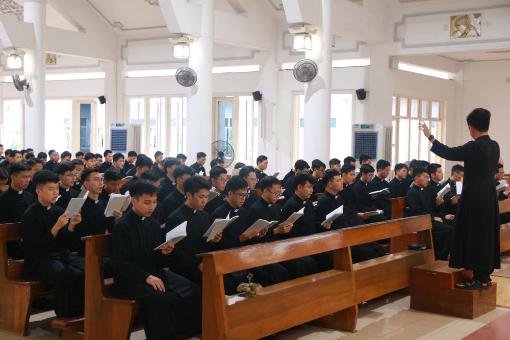 Album ĐCV Sao Biển hiệp thông cử hành thánh lễ cầu nguyện cho Đức Cố Giáo Hoàng Phanxicô