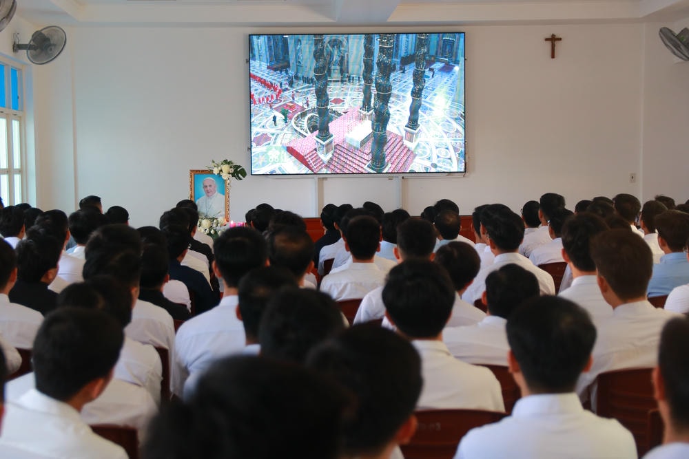 Album ĐCV Sao Biển hiệp thông cử hành thánh lễ cầu nguyện cho Đức Cố Giáo Hoàng Phanxicô