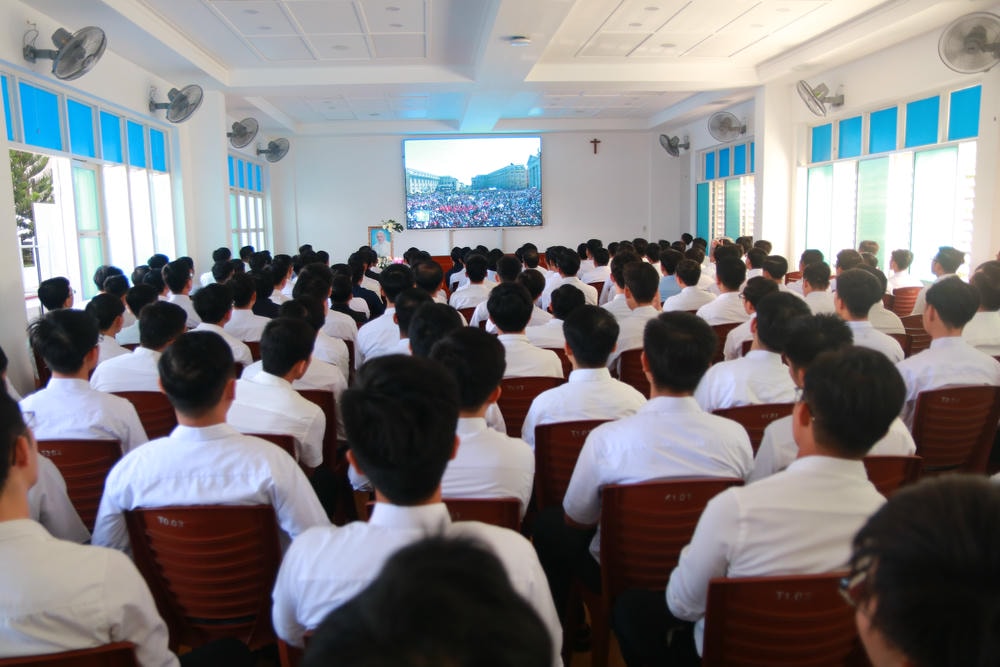 Album ĐCV Sao Biển hiệp thông cử hành thánh lễ cầu nguyện cho Đức Cố Giáo Hoàng Phanxicô