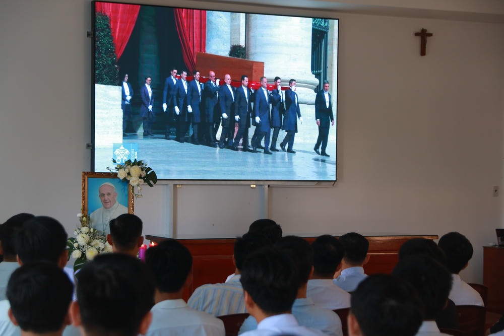 Album ĐCV Sao Biển hiệp thông cử hành thánh lễ cầu nguyện cho Đức Cố Giáo Hoàng Phanxicô