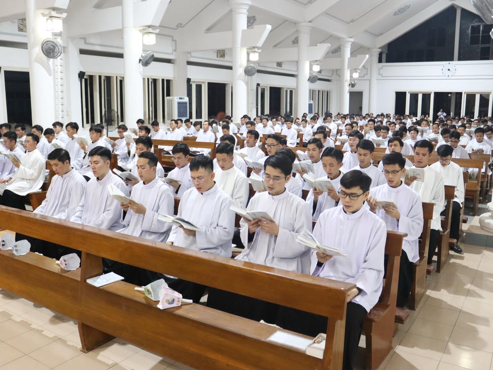 Album Thứ Bảy Tuần Thánh 2025