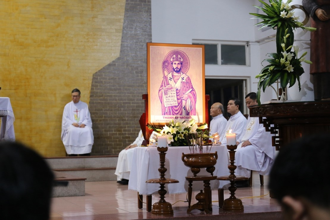 Mừng lễ thánh Ambrôsiô Quan thầy lớp Thần Học III - Khóa XX