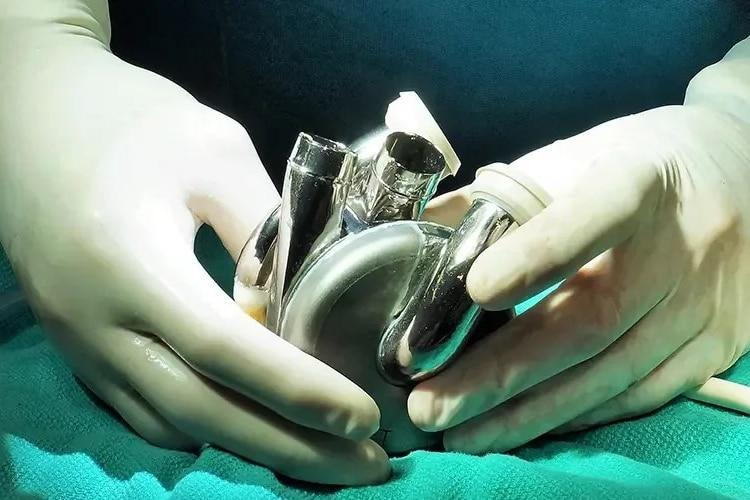 Một bệnh nhân Úc đã trở thành người đầu tiên trên thế giới xuất viện với trái tim nhân tạo