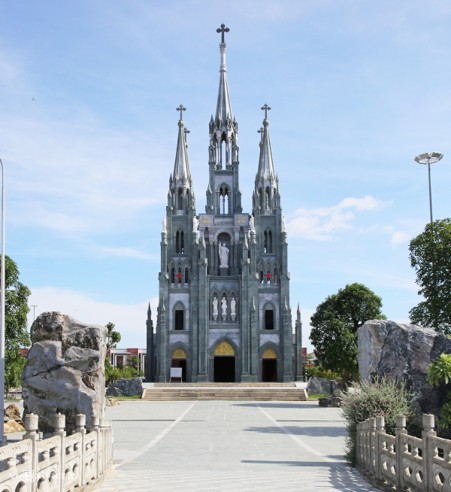 NHÀ THỜ XÂY BẰNG ĐÁ VÀ GỖ QUY MÔ NHẤT HAI MIỀN