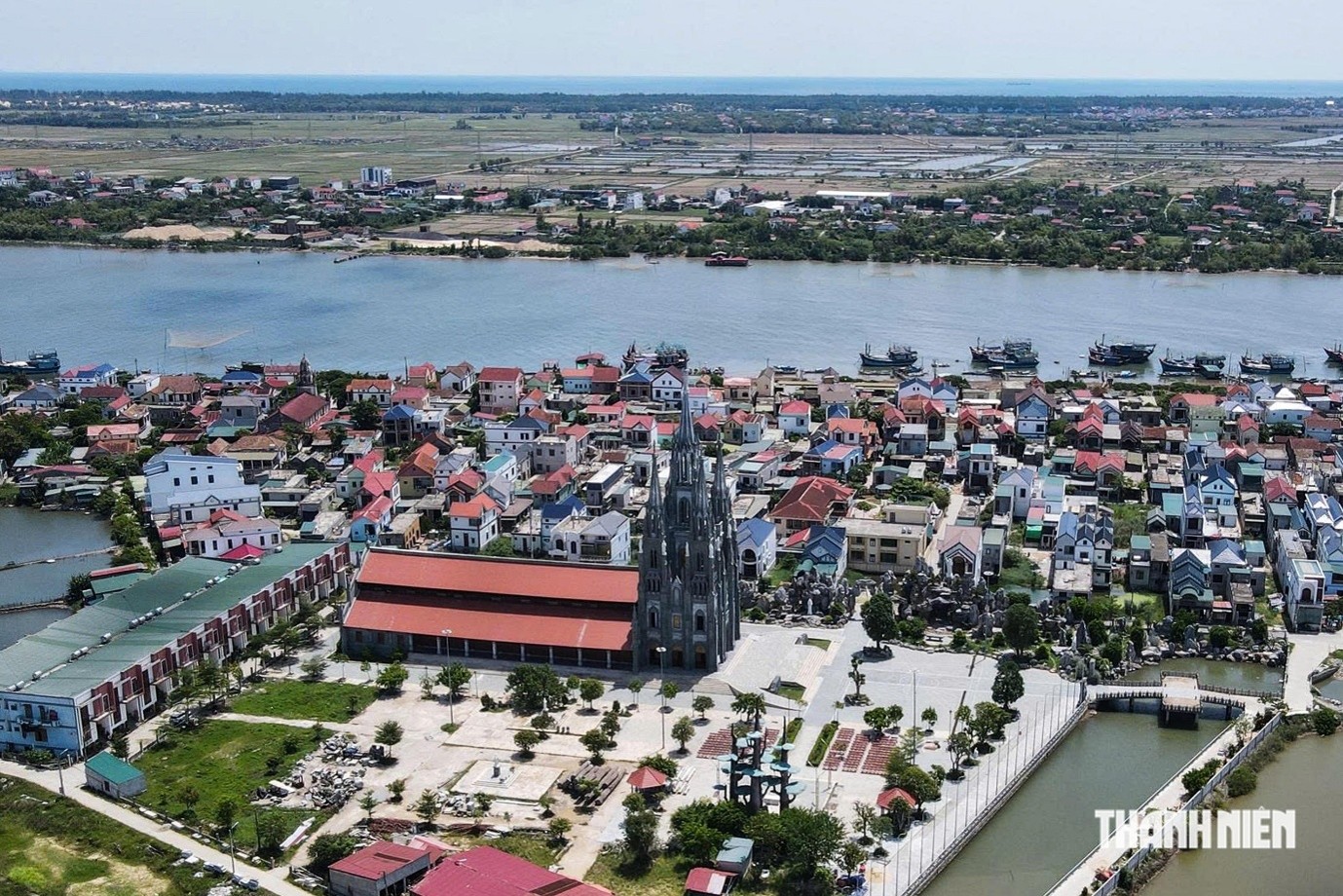 CẬN CẢNH NHÀ THỜ VĂN PHÚ “NGOÀI TÂY TRONG TA” XÂY GẦN 10 NĂM